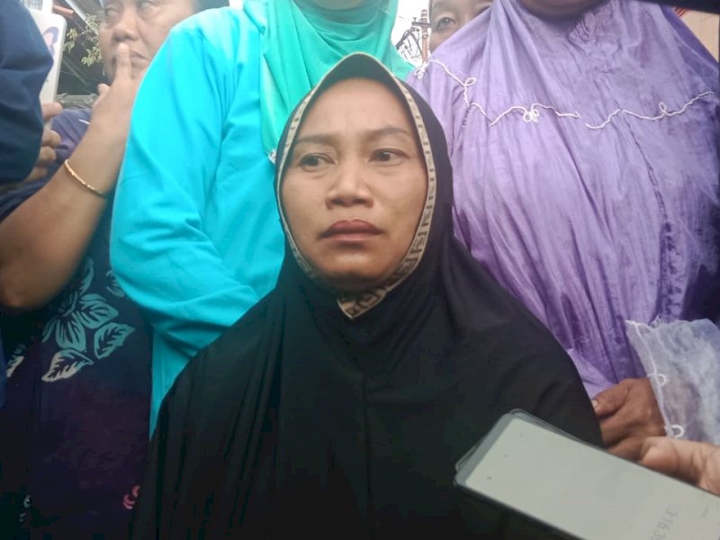 Kasmi (42) kakak korban Jumatia saat memberikan keterangan kepada wartawan di depan Rumah Korban Jalan Kandea, Kota Makassar, Selasa (16/4/2024). @Jejakfakta/Samsir