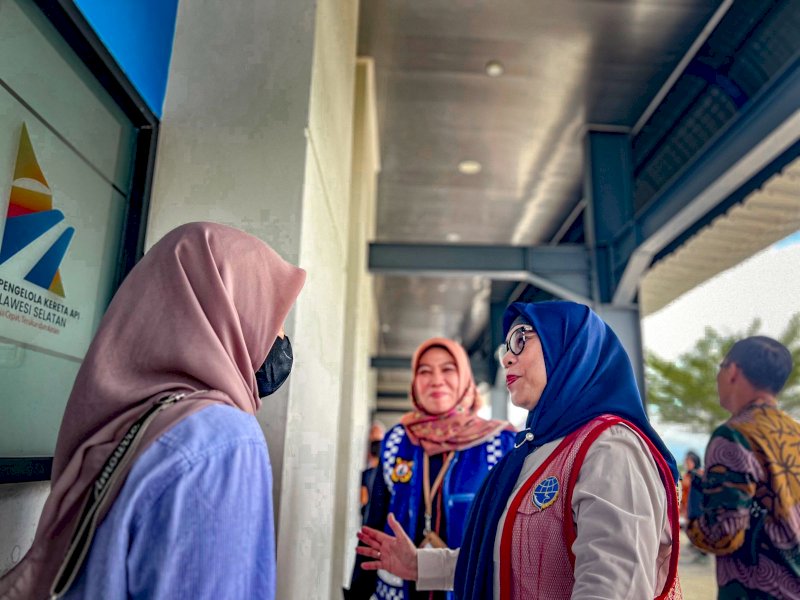 Sekretaris Direktorat Jenderal Perkeretaapian, Jujun E. Wahjuningrum menyapa penumpang saat tinjau Posko Angkutan Lebaran di Stasiun Mandai, Rabu (17/04/2024). @Jejakfakta/dok. DJKA