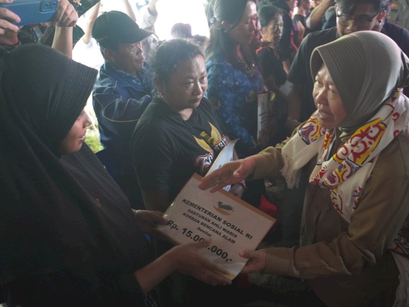 Menteri Sosial Tri Rismaharini memberikan bantuan kepada keluarga terdampak saat kunjungan kerjanya dengan mengunjungi bencana longsor di Kabupaten Tana Toraja, Rabu, (17/4/2024). @Jejakfakta/dok. Kemensos