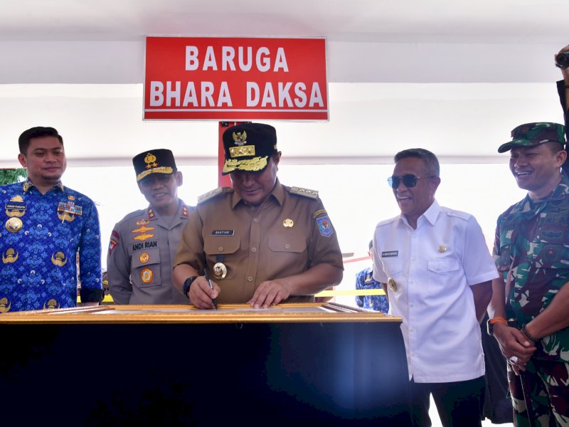 Penjabat Gubernur Sulawesi Selatan, Bahtiar Baharuddin, meresmikan revitalisasi kompleks makam Arung Pallaka dan Karaeng Pattingalloang, yang terletak di Jalan Bonto Biraeng, Kecamatan Somba Opu, Kabupaten Gowa, Rabu (17/4/2024). @Jejakfakta/dok. Humas Pemprov Sulsel