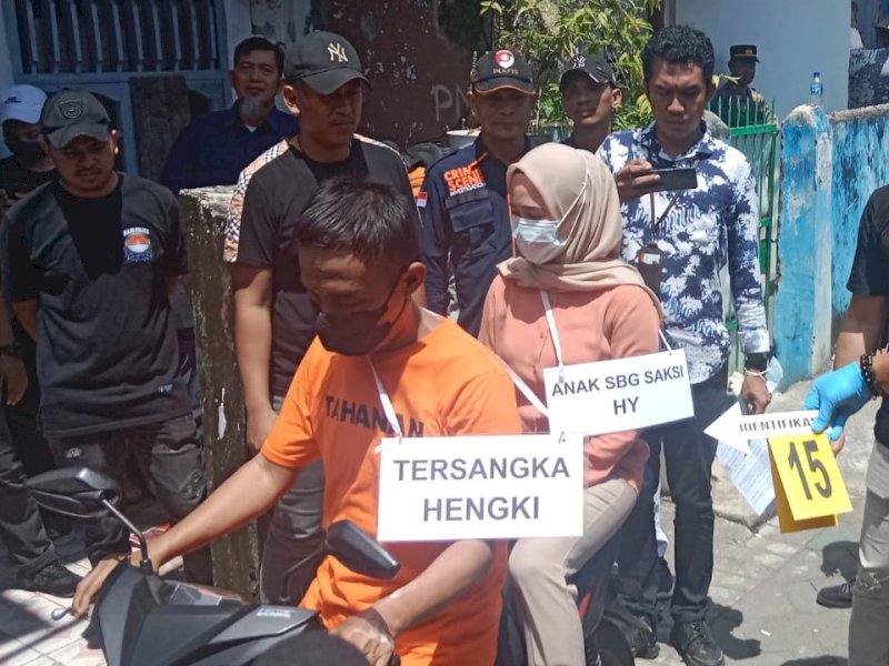 Tim Inafis melakukan rekonstruksi kasus pembunuhan seorang istri bernama Jumatia (35) dengan tersangka suaminya sendiri H (43) di jalan Kandea, Kota Makassar, Sulawesi Selatan (Sulsel), Kamis (18/4/2024). @Jejakfakta/Samsir