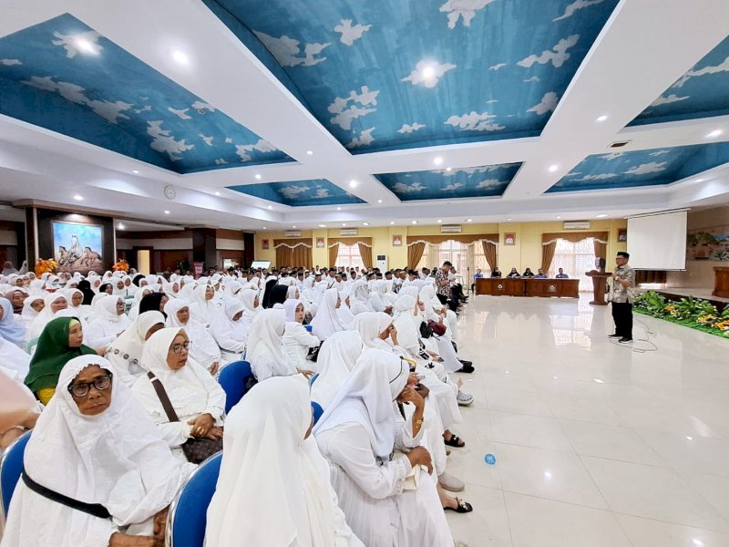 Sebanyak 362 jamaah haji Kabupaten Jeneponto mengikuti bimbingan manasik haji reguler 1445 H yang digelar di Ruang Pola Kantor Bupati Jeneponto, Rabu (17/4/2024). @Jejakfakta/dok. Kemenag Sulsel