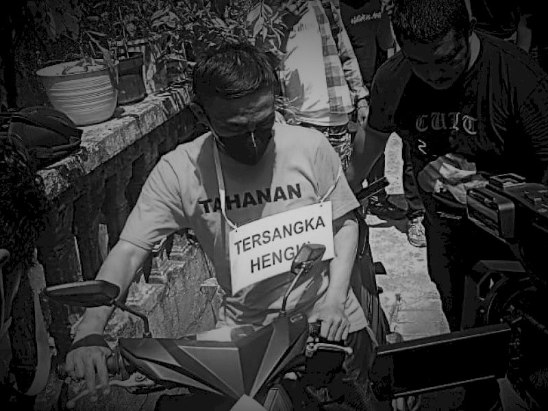 Tim Inafis melakukan rekonstruksi kasus pembunuhan seorang istri bernama Jumatia (35) dengan tersangka suaminya sendiri H (43) di jalan Kandea, Kota Makassar, Sulawesi Selatan (Sulsel), Kamis (18/4/2024). @Jejakfakta/Samsir