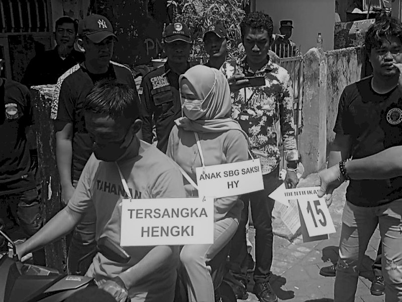 Polisi melakukan rekonstruksi kasus pembunuhan di Jalan Kandea, Kecamatan Bontoala Tua, Kota Makassar, Kamis (18/4/2024) siang. Sebanyak 51 adegan yang diperankan tersangka H, saksi anak digantikan perempuan lain. @Jejakfakta/Samsir