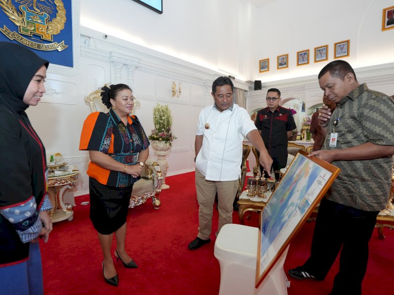 Konsulat Jenderal Filipina, Marry Jennifer Dominggo Dingal, menemui Penjabat Gubernur Sulawesi Selatan, Bahtiar Baharuddin, di Rumah Jabatan Gubernur, Kamis (18/4/2024). @Jejakfakta/dok. Humas Pemprov Sulsel 