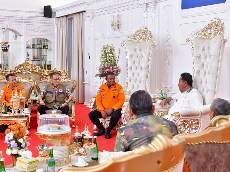 Penjabat Gubernur Sulawesi Selatan, Bahtiar Baharuddin, menerima audiensi Kepala Basarnas Makassar, Mexianus Bekabel, yang didampingi Kasie Sumber Daya Basarnas, Kaharuddin dan Kepala Bidang Pencegahan dan Kesiapsiagaan BPBD Provinsi Sulsel, Eddy Jaya Putra, di Rumah Jabatan Gubernur Sulsel, Kamis (18/4/2024). @Jejakfakta/dok. Humas Pemprov Sulsel