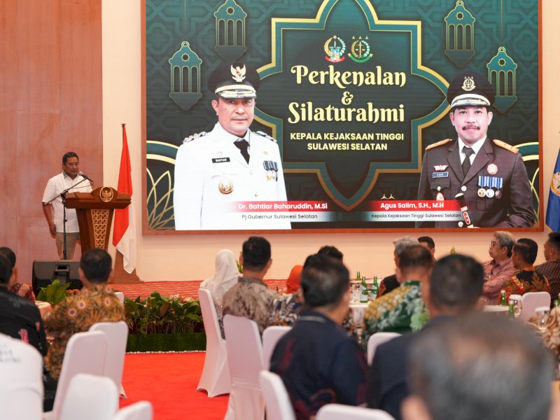 Silaturahmi Pj Gubernur Bahtiar Baharuddin bersama Kepala Kejaksaan Tinggi (Kajati) Sulsel baru, Agus Salim, di Aula Tudang Sipulung, Kamis malam (18/4/2024). @Jejakfakta/dok. Humas Pemprov Sulsel