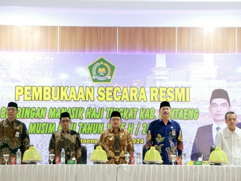Kakanwil Kemenag Sulsel, H. Muh. Tonang meminta kepada jemaah agar bijak dalam menggunakan media sosial pada acara pembukaan bimbingan manasik haji reguler tingkat kabupaten di Gedung Balai Kartini Bantaeng, Kamis (18/4/2024). @Jejakfakta/dok. Kemenag Sulsel