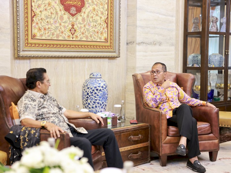 Wali Kota Makassar Moh Ramdhan Pomanto menyambut hangat silaturahmi Wakil Ketua MPR RI Fadel Muhammad beserta keluarga di kediamannya, Jl Amirullah, Kamis (18/04/2024). @Jejakfakta/dok. Humas Pemkot Makassar