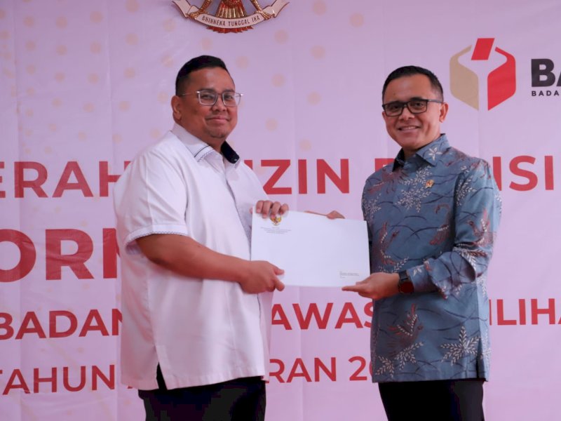 Menteri PANRB Abdullah Azwar Anas saat menyerahkan izin prinsip formasi CASN Bawaslu ke Ketua Bawaslu Rahmat Bagja, di Jakarta, Kamis (18/4/24).