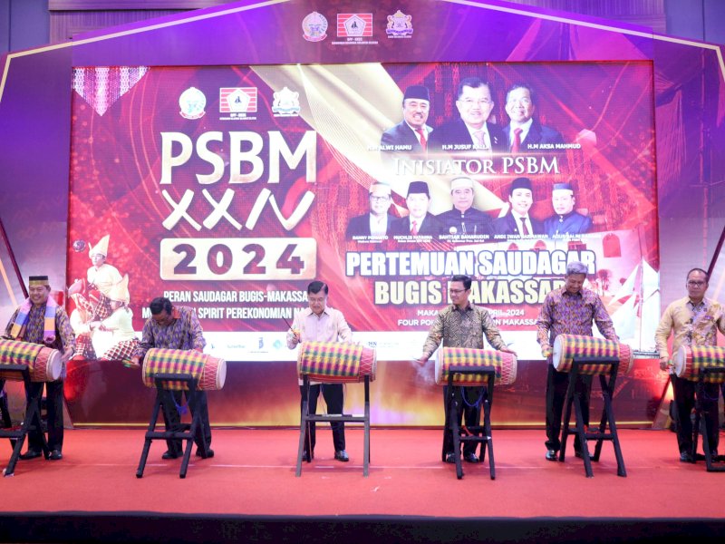 Wali Kota Makassar Moh Ramdhan Pomanto menabuh gendang pada pembukaan Pertemuan Saudagar Bugis-Makassar (PSBM) XXIV yang berlangsung di Hotel Four Point by Sheraton Makassar, Minggu (21/4/2024). @Jejakfakta/dok. Humas Pemkot Makassar