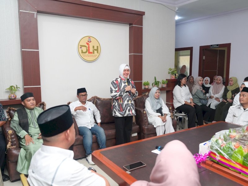  Ketua Tim Penggerak PKK Kota Makassar Indira Yusuf Ismail hadir memberikan arahan dan motivasi kepada seluruh staf dan pegawai saat menghadiri acara halalbihalal yang diselenggarakan Dinas Lingkungan Hidup, pada Jumat (19/4/2024). @Jejakfakta/dok. Pemkot Makassar