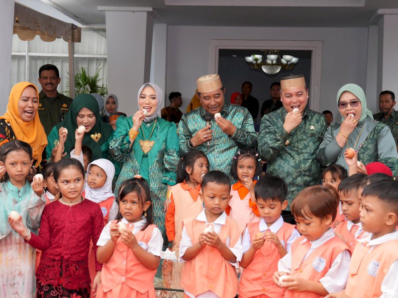  Pj Gubernur Sulsel Bahtiar Baharuddin didampingi Pj Ketua TP PKK Sulsel Sofha Marwah Bahtiar, mencanangkan Gerakan Peduli Stunting (Gadis) 2024 serta Kampanye Makan Telur, di halaman Rujab Wajo, Jalan Veteran, Sengkang, Senin (22/4/2024). @Jejakfakta/dok. Humas Pemprov Sulsel