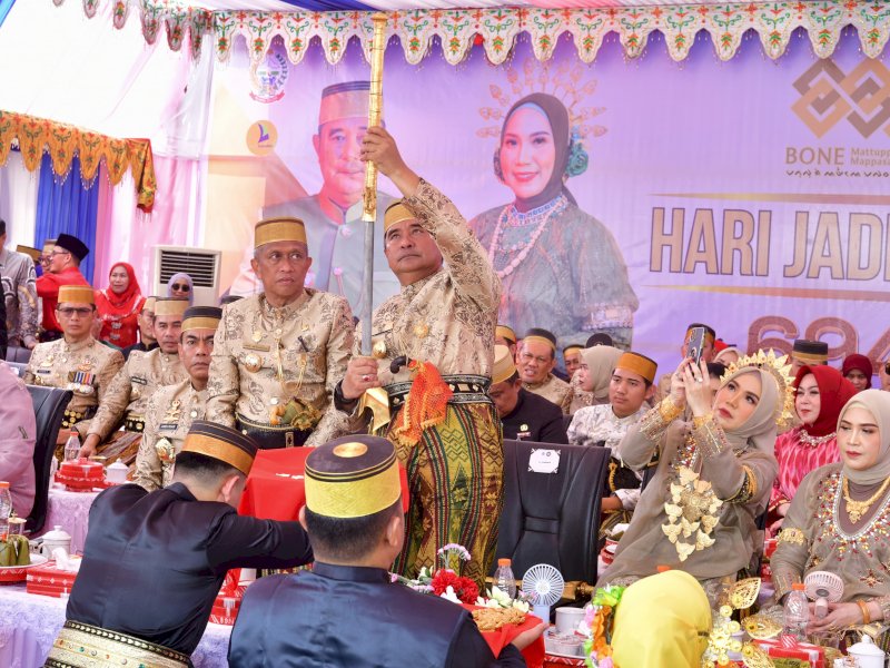 Penjabat Gubernur Sulsel Bahtiar Baharuddin menghadiri prosesi Mattompang Arajang, yang merupakan rangkaian Peringatan Hari Jadi Bone ke 694 tahun, di Halaman Rumah Jabatan Bupati Bone, Sabtu (20/4/2024). @Jejakfakta/dok. Humas Pemprov Sulsel 