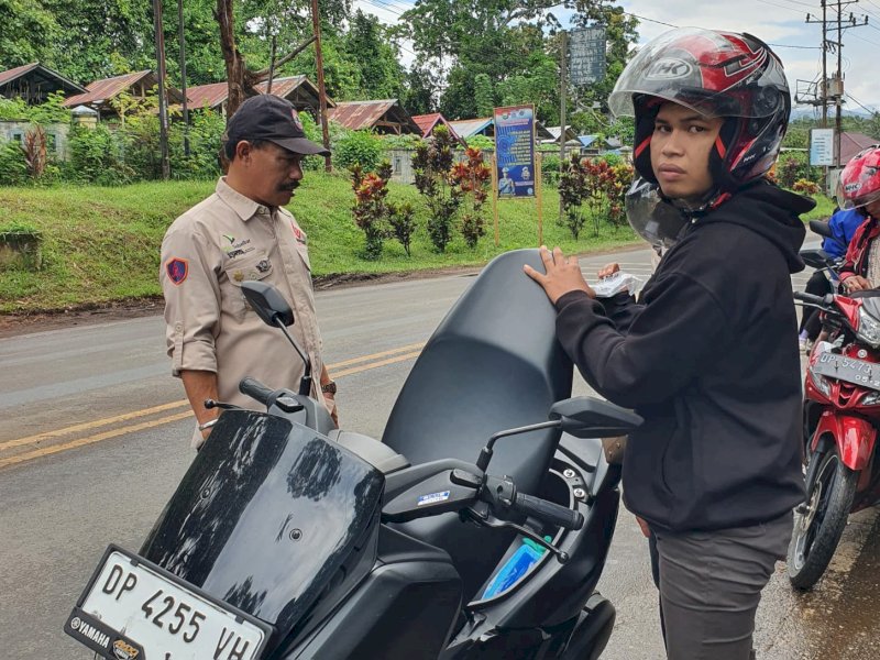 Personil Sat Lantas Polres Luwu Timur melaksanakan giat pendampingan penertiban pajak kendaraan oleh Dispenda Wilayah Luwu Timur, Sabtu (28/04/2024). @Jejakfakta/dok. Ist.