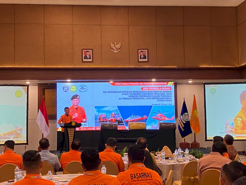 Kepala Badan Nasional Pencarian dan Pertolongan (Basarnas), Marsdya TNI Kusworo saat pembukaan kegiatan Sesi Pembelajaran Pelaksanaan Operasi Pencarian dan Pertolongan Pada Tanggap Darurat Bencana dan Kondisi Membahayakan Manusia di Tingkat Nasional dan Internasional di Makassar, Selasa (23/4/2024). @Jejakfakta/dok. Humas Basarnas