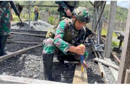 TNI Gotong Royong Bedah Rumah Warga Layak Huni di Distrik Dal Papua