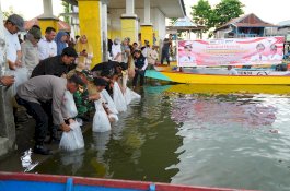 Penjabat Gubernur Sulsel Kunjungi Soppeng, Tebar 160 Ribu Benih Ikan di Salomate