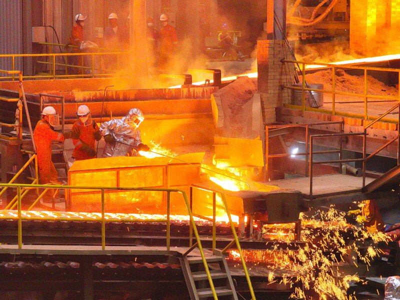 Proses peleburan nikelore menjadi ferronikel yang dikelola milik PT Bumi Mineral Sulawesi (BMS) di Kabupaten Luwu, Sulawesi Selatan, Senin malam (22/4/2024). @Jejakfakta/dok. Ist.