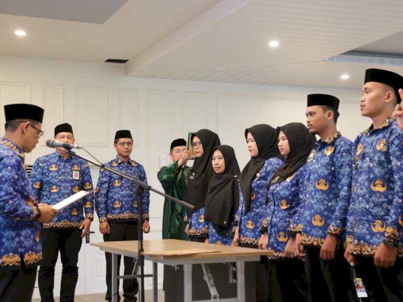 Kakanwil Kemenag Prov. Sulsel H. Muh. Tonang melantik dan menyerahkan SK kepada 91 (sembilan puluh satu) Pegawai Pemerintah dengan Perjanjian Kerja (PPPK) di Makassar. @Jejakfakta/dok. Kemenag 