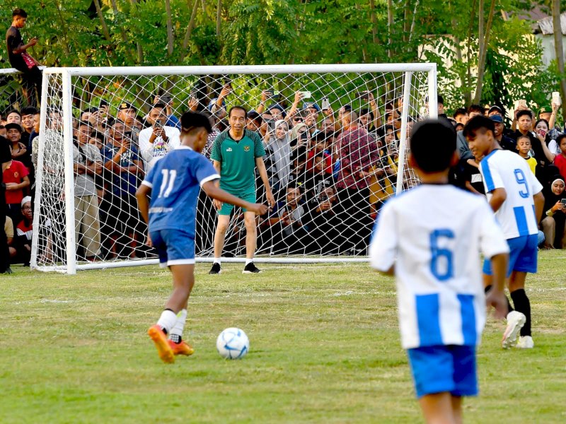 Presiden Joko Widodo turut jadi pemain saat pertandingan sepak bola anak antara tim SSB Primavera melawan tim SSB Gorontalo United, di Lapangan Bola Kompi di Kota Gorontalo, Provinsi Gorontalo, sore Ahad 21 April 2024. (Sumber foto: BPMI Setpres)