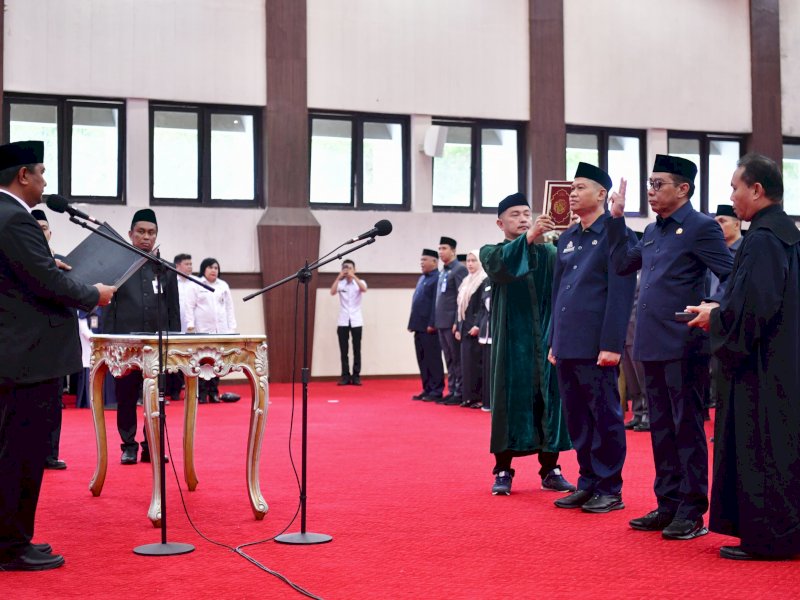 - Penjabat Gubernur Sulsel, Bahtiar Baharuddin, melantik 89 pejabat administrator dan 77 pejabat pengawas di lingkup Pemerintah Provinsi (Pemprov) Sulsel. Pelantikan berlangsung di Ruang Pola Kantor Gubernur Sulsel, Rabu (24/4/2024). @Jejakfakta/dok. Humas Pemprov Sulsel