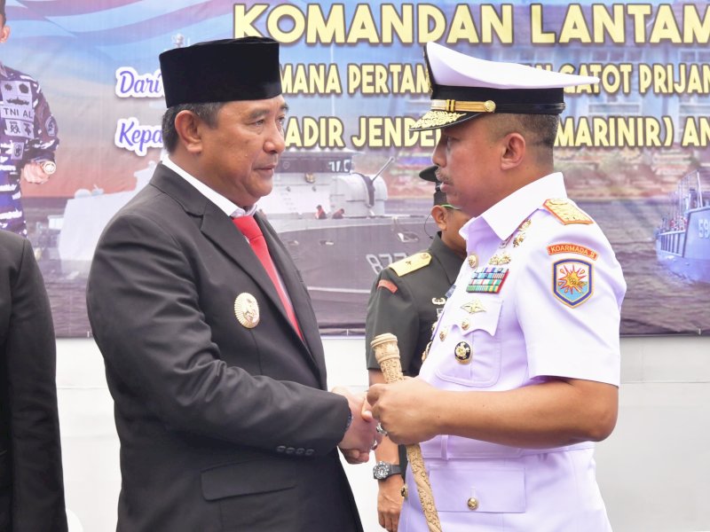 Pj Gubernur Sulsel, Bahtiar Baharuddin menghadiri upacara serah terima jabatan Komandan Lantamal VI dari Laksamana Pertama TNI Ivan Gatot Prijanto kepada Brigadir Jenderal TNI Marinir Andi Rahmat, di Dermaga Layang Mako Lantamal VI Makassar, Rabu (24/4/2024). @Jejakfakta/dok Humas Pemprov Sulsel