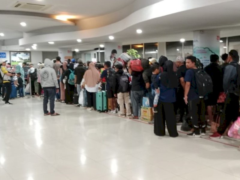 Arus balik Lebaran Idulfitri 1445 Hijriah atau 2024 Masehi sudah hampir mencapai H+15 di Pelabuhan Makassar. @Jejakfakta/dok. Ist.