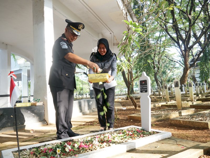 Dalam rangka peringatan Hari Bakti Pemasyarakatan Ke-60 Tahun 2024, Kepala Rutan Kelas I Makassar, Jayadikusumah dan jajaran turut mengikuti upacara tabur bunga di Taman Makam Pahlawan (TMP) Panaikang Makassar, Kamis (25/4/2024). @Jejakfakta/dok. Humas Pemprov Sulsel