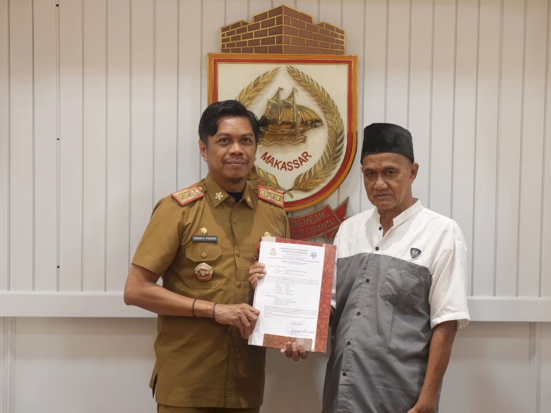 PJ Sekda Kota Makassar, Firman Hamid Pagarra menerima langsung hibah berupa tanah yang diberikan oleh Warga Kota Makassar, di Ruang Kerja Sekda, Balaikota, Selasa (23/04/2024). @Jejakfakta/dok. Humas Pemkot Makassar