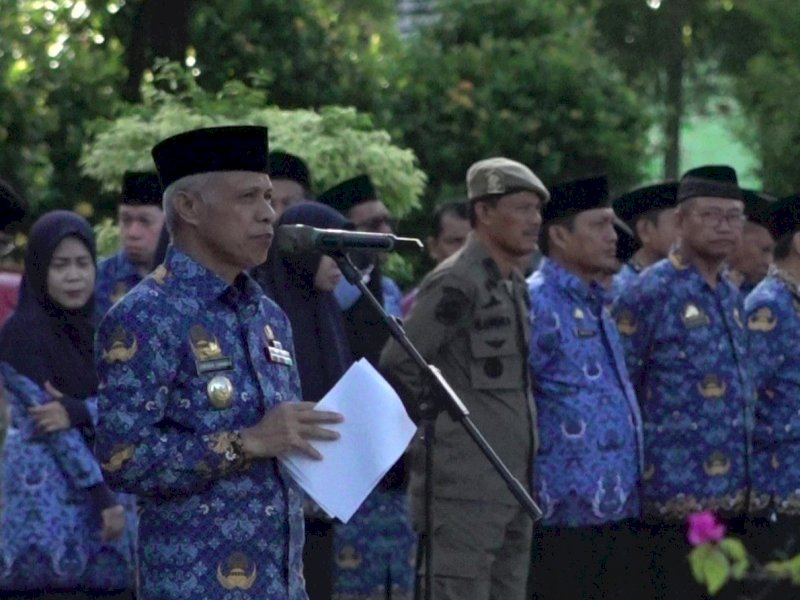 Wakil Bupati Pangkep, H. Syahban Sammana sebagai inspektur upacara Hari Otonomi Daerah ke 28 di lapangan upacara Sekretariat Daerah Pangkep, Kamis (25/4/2024). @Jejakfakta/dok. Pemkab Pangkep