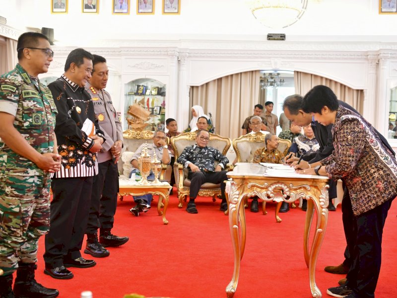 Penandatanganan Memorandum of Understanding (MoU) antara PT Sulsel Citra Indonesia (Perseroda) Sulsel bersama Dato' Emir Mavani dilaksanakan di Rumah Jabatan Gubernur Sulsel, Jumat (26/4/2024). Penandatanganan turut disaksikan Penjabat Gubernur Sulsel, Bahtiar Baharuddin. @Jejakfakta/dok. Pemprov Sulsel
