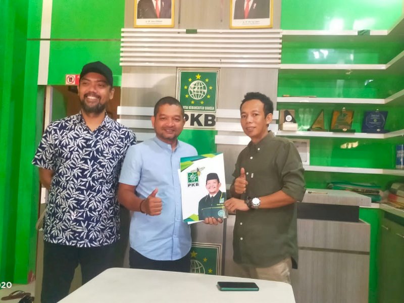 Danny Pomanto melalui timnya yakni Rizal Asjahad Rahman dan Cristoper Aviary, mendaftar sebagai Bacagub di kantor DPW PKB Sulsel, Jalan Toddopuli Raya Utara, Kamis (25/4/2025) kemarin. @Jejakfakta/Atri