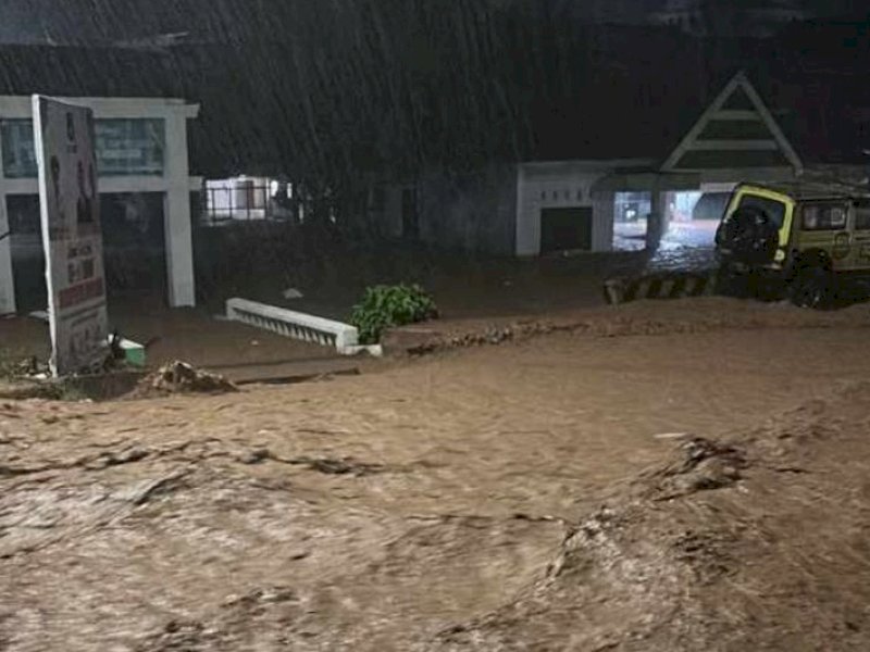 Banjir bandang jalan Poros Toraja - Makassar, tepatnya di Kecamatan Enrekang, Kabupaten Enrekang lumpuh, Sabtu (27/4/2024). @Jejakfakta/dok. warga