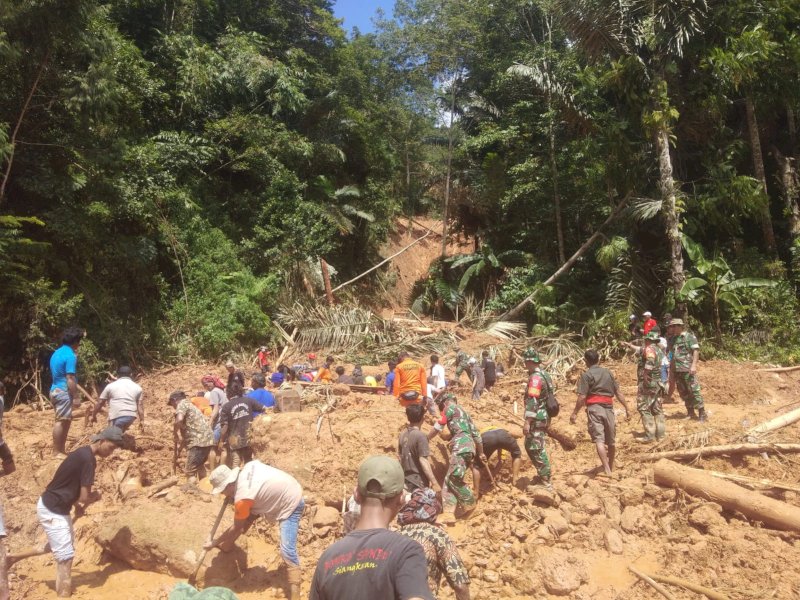 Tim sar gabungan melakukan pecarian korban bencana lingsor di Toraja Utara, Sabtu (27/4/2024) sore. @Jejakfakta/Basarnas Makassar