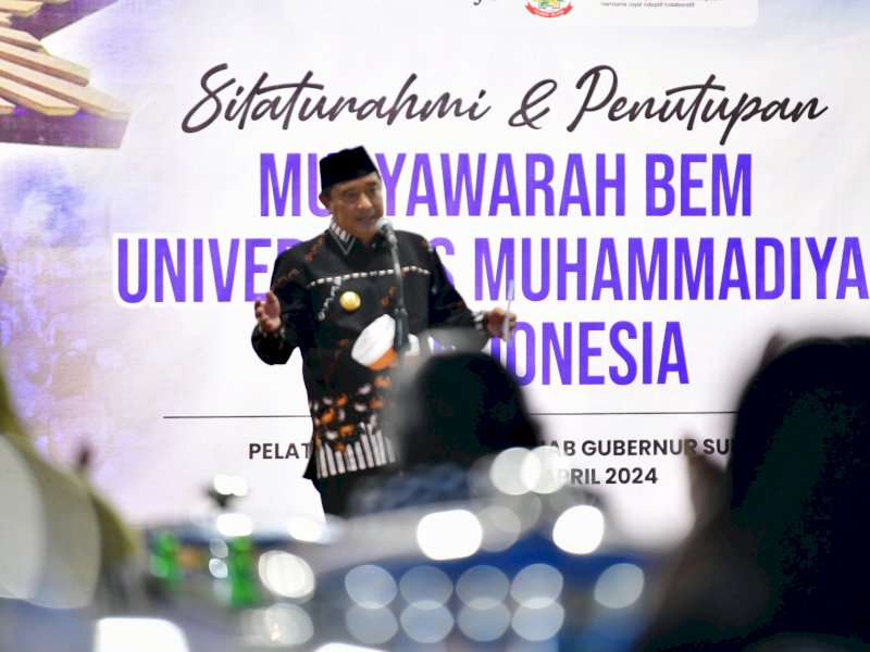 Penjabat Gubernur Sulsel, Bahtiar Baharuddin, saat memberi sambutan di hadapan BEM Unismuh se-Indonesia, di Pelataran Inninawa Rujab Gubernur Sulsel, Jumat malam (26/4/2024). @Jejakfakta/dok. Humas Pemprov Sulsel
