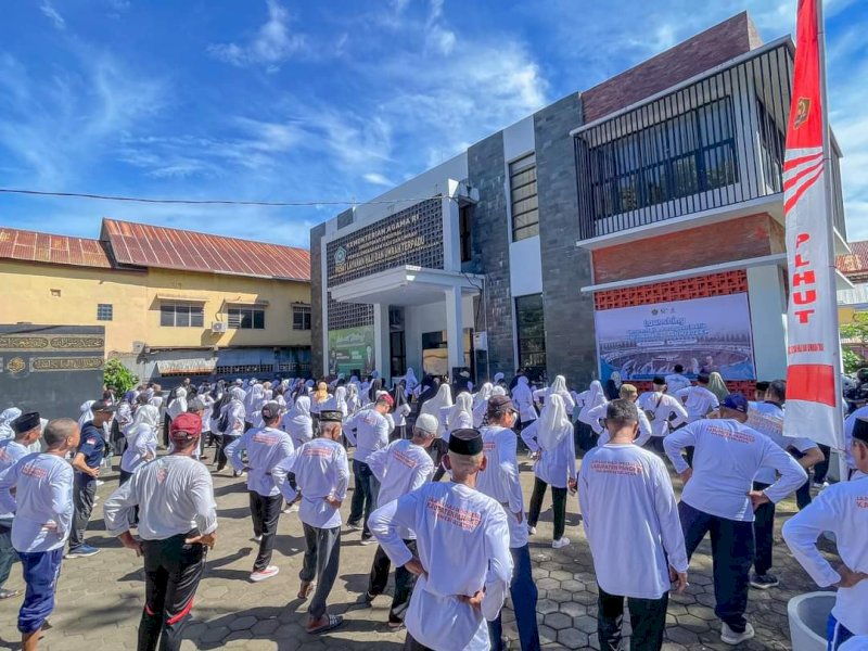 Kemenag Pangkep bekerja sama Dinas Kesehatan Pangkep, Ahad (28/4/2024), meluncurkan Senam Haji Indonesia di Kantor Kemenag Pangkep, Pangkep, Sulsel, lebih 300 orang JCH Pangkep ikut senam.