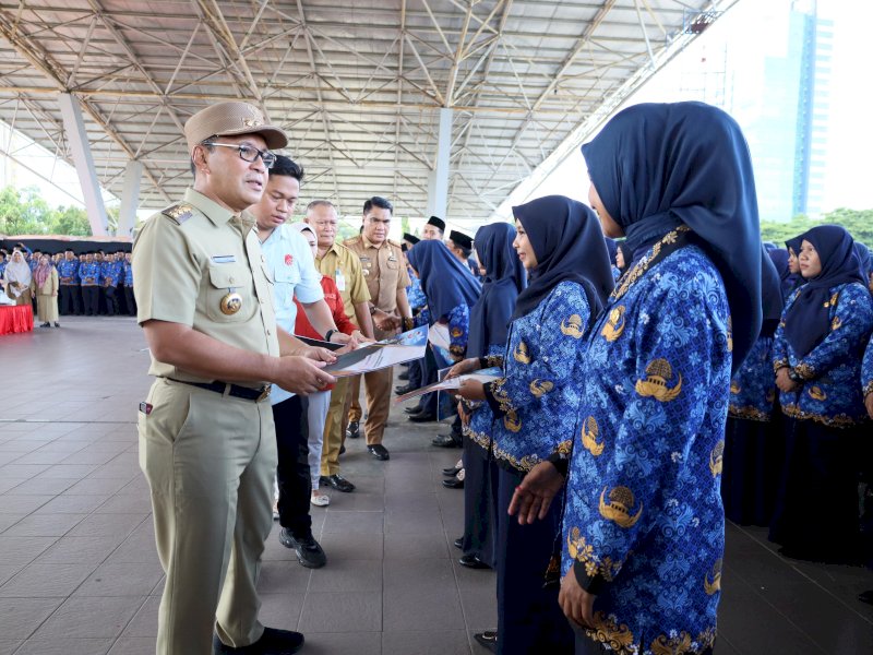 Wali Kota Makassar Moh Ramdhan Pomanto melantik 1.852 tenaga teknis pendidikan atau guru Pegawai Pemerintah dengan Perjanjian Kerja (PPPK) Formasi 2023 lingkup Pemerintah Kota Makassar, di Tribun Lapangan Karebosi, Senin (29/4/2024). @Jejakfakta/dok. Humas Pemkot Makassar