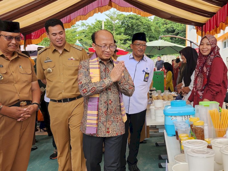  Bupati Pangkep, Muhammad Yusran Lalogau (MYL) mendampingi Sekertaris Jenderal Kemenaker RI, Prof. Dr. Anwar Sanusi membuka pelatihan berbasis kompetensi (PBK) yang dilaskanakan oleh Balai Pelatihan Vokasi dan Produktivitas (BPV) Mandalle, Senin (29/4/2024).  @Jejakfakta/dok. Humas Pemkab Pangkep