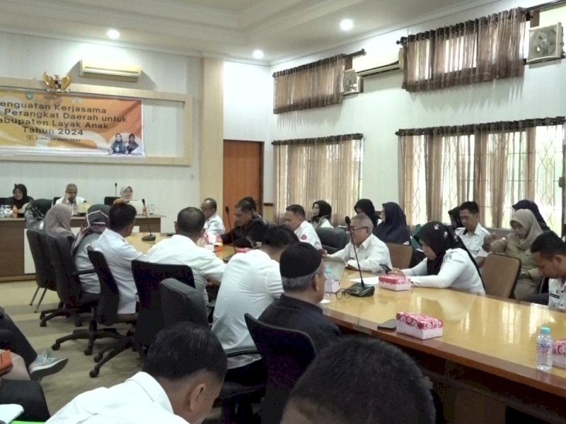 Wabup Pangkep Syahban Samanna didampingi Sekda Pangkep Hj. Suriyani, dihadiri kepala OPD dan para camat menggelar rapat penguatan kerjasama lintas perangkat daerah untuk KLA tahun 2024, di ruang rapat Wakil Bupati Kabupaten Pangkep, Rabu (24/4/2024). @Jejakfakta/dok. Humas Pemkab Pangkep