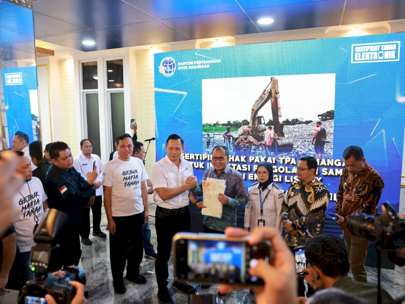 Menteri Agraria dan Tata Ruang, Agus Harimurti Yudhoyono memberikan secara langsung sertifikat elektronik hak pengelolaan Karebosi dan 6 bidang tanah lainnya kepada Pemkot Makassar, Minggu (28/04/2024). @Jejakfakta/dok. Humas Pemkot Makassar