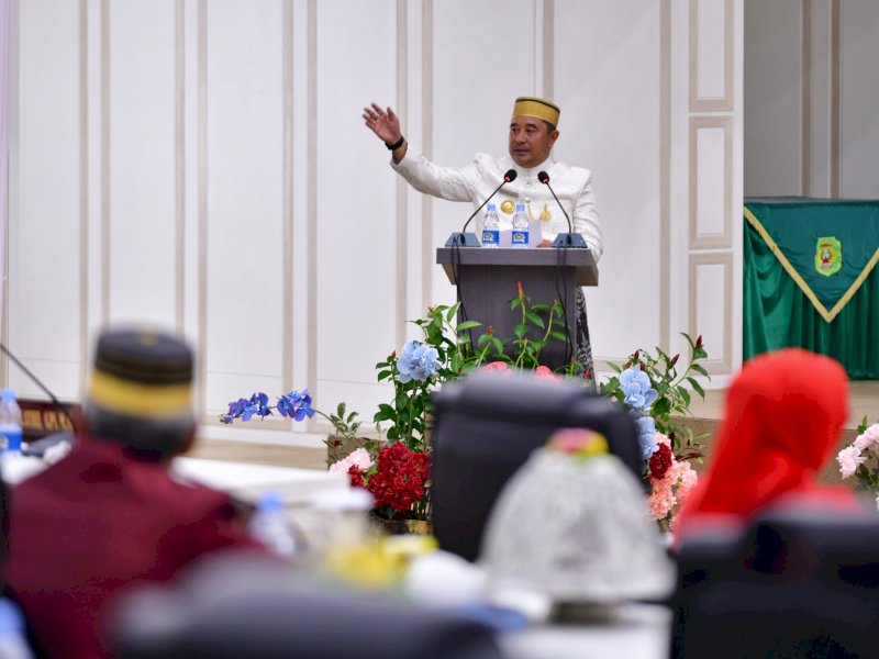 Penjabat Gubernur Provinsi Sulsel, Bahtiar Baharuddin saat pidato di HUT Palopo Ke-22, yang dilaksanakan di Kantor DPRD Kota Palopo, Senin (29/4/2024). @Jejakfakta/dok. Humas Pemprov Sulsel