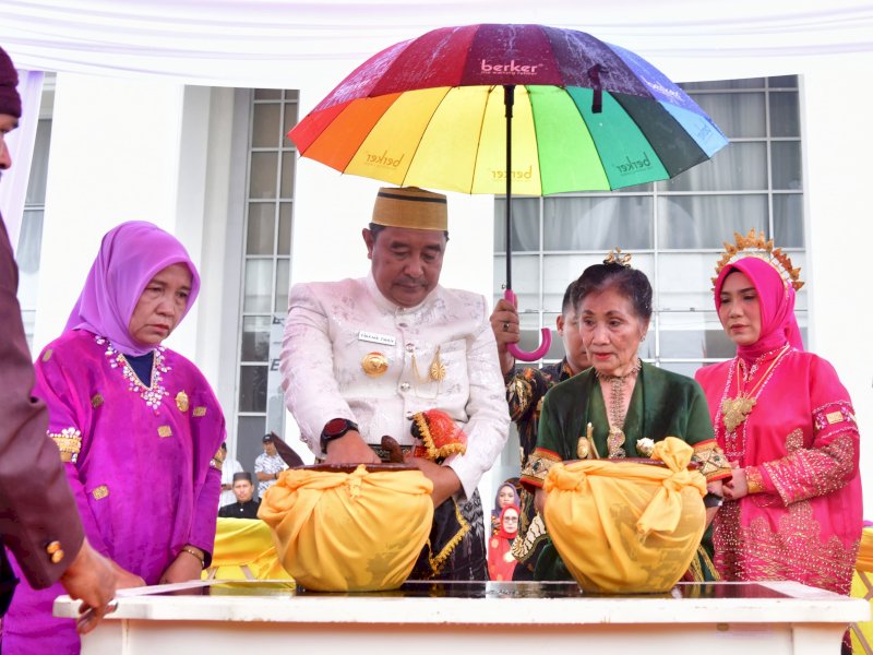 Pj Gubernur Sulsel Bahtiar Baharuddin mengikuti upacara Mappacekke Wanua, sebelum pelaksanaan peringatan Hari Ulang Tahun Palopo ke-22, di Halaman Kantor Wali Kota Palopo, Senin (29/4/2024). @Jejakfakta/dok. Humas Pemprov Sulsel