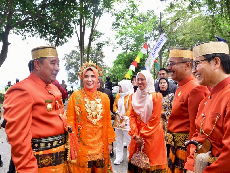 Penjabat (Pj) Gubernur Sulsel Bahtiar Baharuddin yang didampingi Pj Ketua Tim Penggerak PKK Sulsel Sofha Marwah Bahtiar, saat menhadiri peringatan HUT Luwu Utara, Minggu (28/4/2024). @Jejakfakta/dok. Humas Pemprov Sulsel