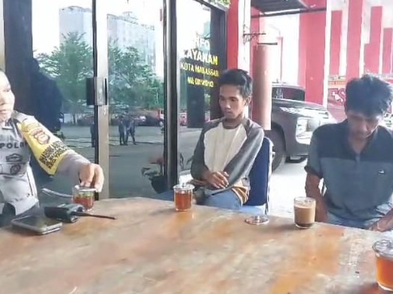 Pelaku informasi bohong terkait kebakaran yang mengakui perbuatannya meminta maaf yang difasilitasi polisi. @Jejakfakta/dok. Tangkapan Layar