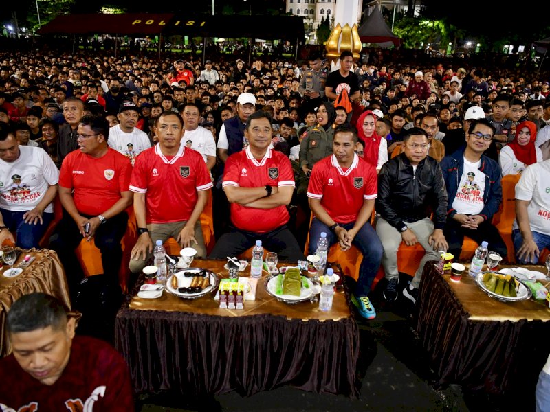 Penjabat Gubernur Sulsel Bahtiar Baharuddin bersama Pj Wali Kota Parepare Akbar Ali dan jajaran Forkopimda Parepare, nonton bareng Semi Final Piala AFC, di Lapangan Andi Makkasau Parepare, Senin (29/4/2024) malam. @Jejakfakta/dok. Humas Pemprov Sulsel
