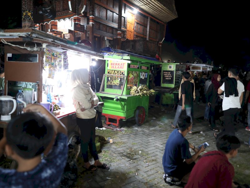 100 gerobak kuliner jajanan khas Kota Makassar ikut meramaikan nobar laga Semi Final antara Tim Nasional (Timnas) U 23 Indonesia Vs Uzbekistan, di Tugu Multilateral Naval Exercise Komodo (MNEK), kawasan CPI Makassar, Senin (29/04/2024). @Jejakfakta/dok. Humas Pemkot Makassar