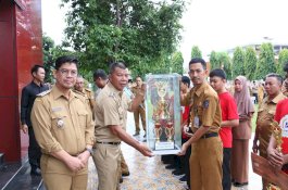 Raih Juara Bergilir, Bupati Andi Utta Serahkan Piala dan Sertifikat Penghargaan kepada Siswa SLBN Bulukumba