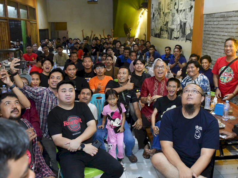 Mantan Ketua Umum PSM Makassar, Ilham Arief Sirajuddin (IAS) Nonton Bareng Timas U-23 di Doktor Kopi, Pengayoman Makassar, Senin malam (29/4/2024). @Jejakfakta/dok. Reza Arifuddin