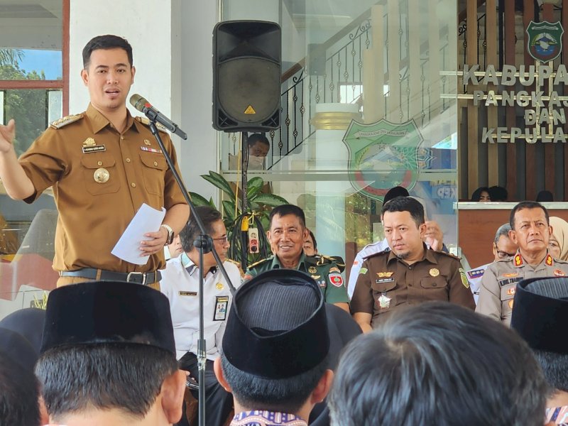 Bupati Pangkep, Muhammad Yusran Lalogau (MYL) didampingi OPD melepas keberangkatan Kafilah MTQ ke-33 tingkat provinsi Sulsel yang berlangsung di Kabupaten Takalar, di halaman kantor Sekretariat Daerah Pangkep, Selasa (30/4/2024). @Jejakfakta/dok. Humas Pemkab Pangkep